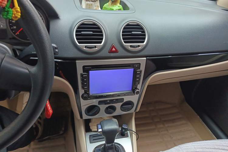 Used Volkswagen Lavida 2011 1.6L Automatic PinYou Edition Audio And AC Panel