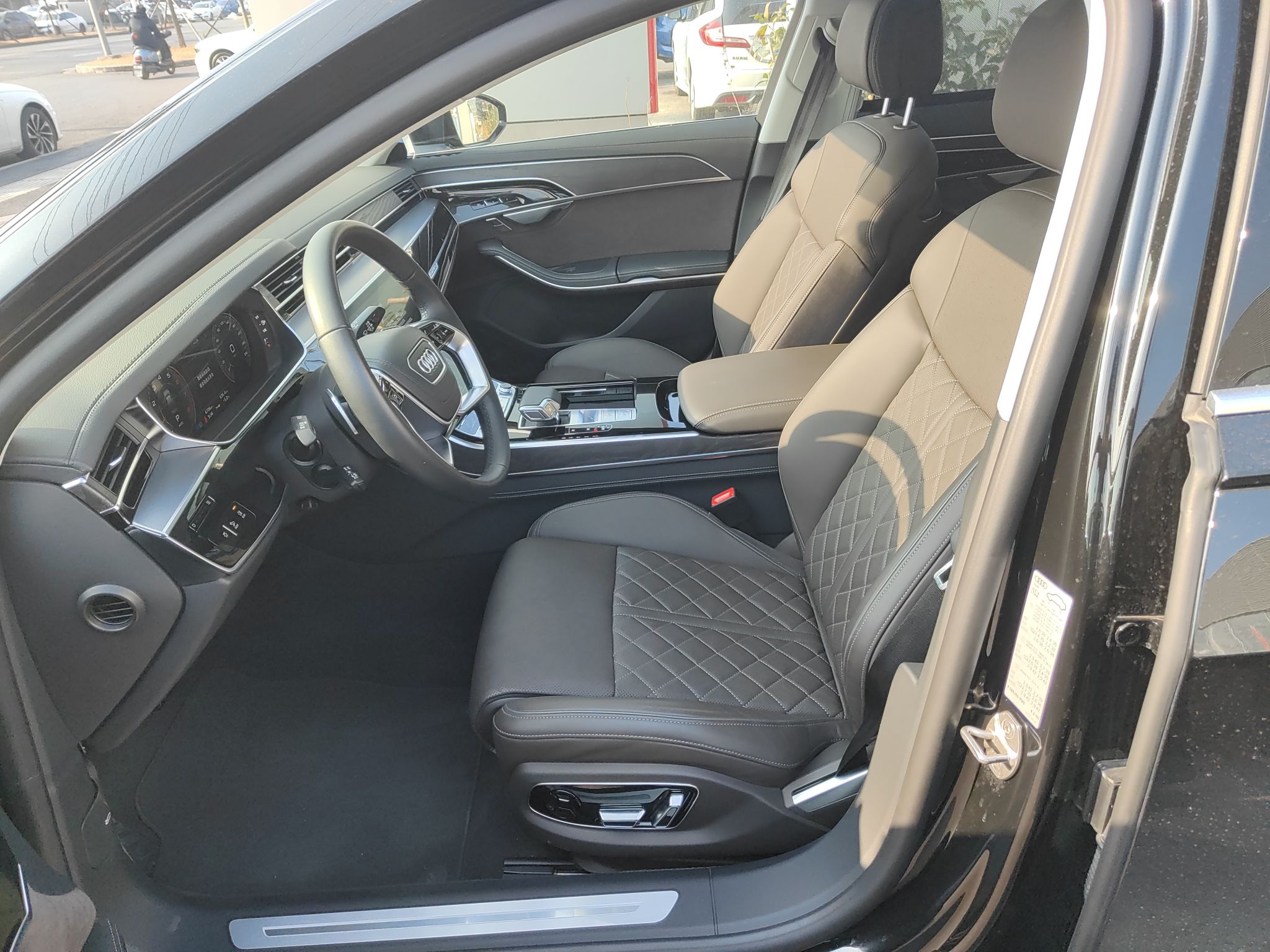 Переднее сиденье в автомобиле