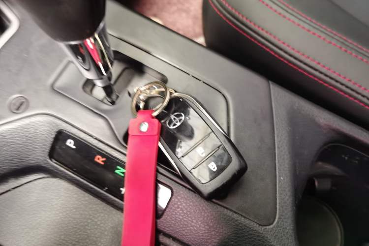 Used Toyota RAV4 2016 2.0L CVT Two-Wheel Drive Fashion Edition China V Standard Vehicle Key