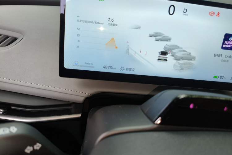 Used Nissan N7 2025 625 Max Odometer Close Up