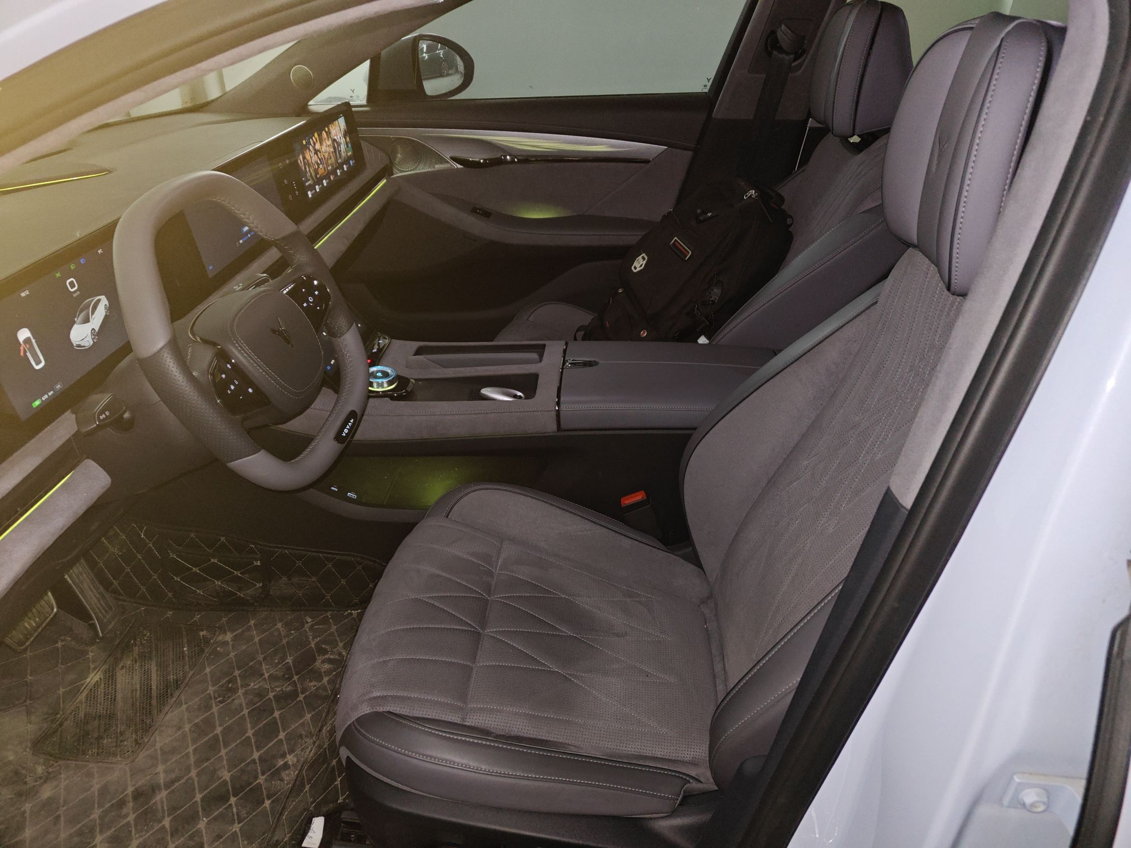 Переднее сиденье в автомобиле