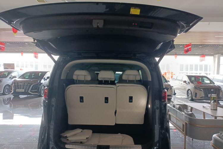 Used Denza D9 2025 DM-i Intelligent Drive 1020 Four-Wheel Drive Prestige Model
