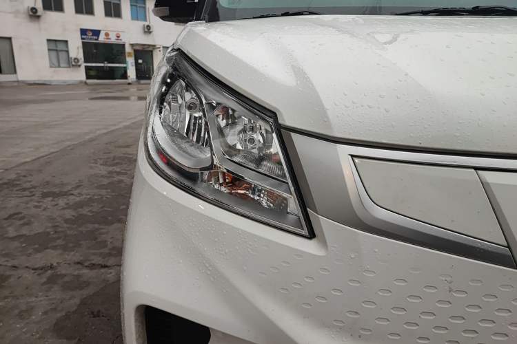 Used SAIC MAXUS EV30 2023 Pure-Electric Smart Logistics Expert with Long Wheelbase—Equipped with CATL Power Battery
