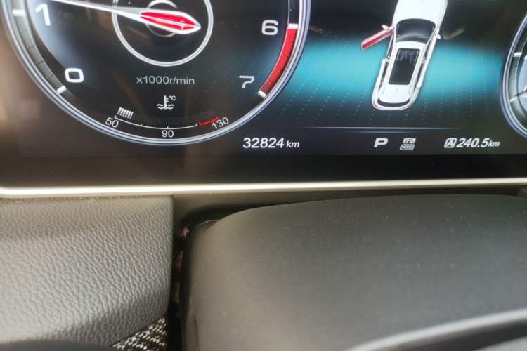 Used Hongqi HS5 2022 2.0T Smart Connect Flagship Edition Odometer Close Up