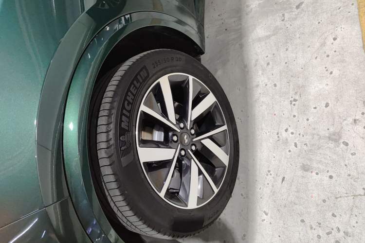 Used Li Auto L8 2023 Max model Left Front Wheel Hub