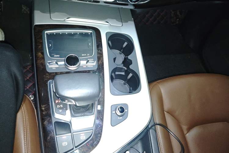 Used Audi Q7  Gear Lever