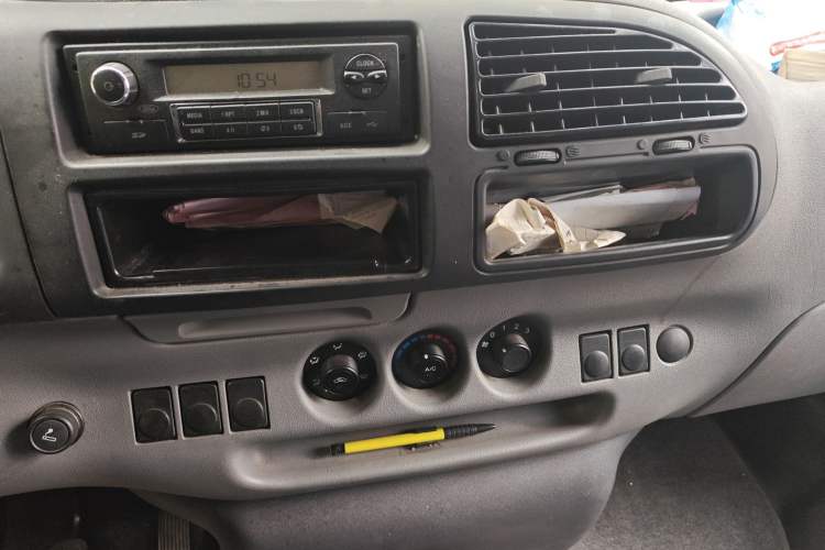 Used Ford Classic Transit 2015 2.8T Diesel Multi-Function Vehicle Short Wheelbase 6-Seater Mid-Roof Edition JX493ZLQ4 Audio And AC Panel