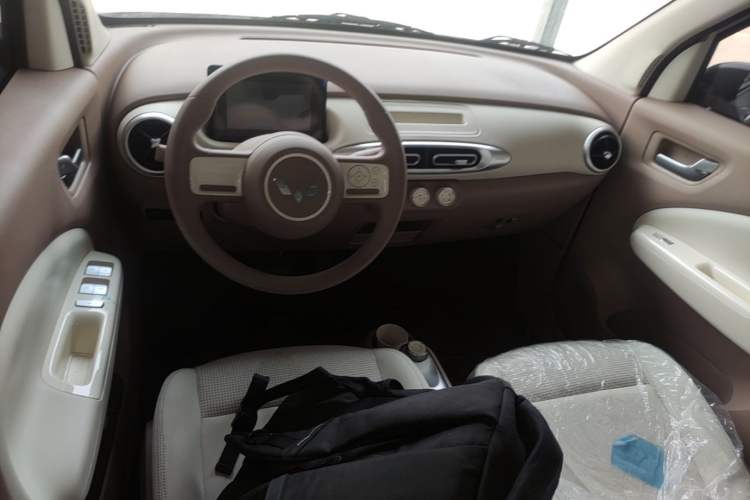 Used Wuling Hongguang MINIEV 2025 Four-Door Version Advanced Edition Center Console