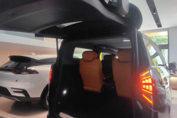 Used Geely Galaxy LEVC L380 2024 140-Degree 6-Seater All-Wheel-Drive Ultra