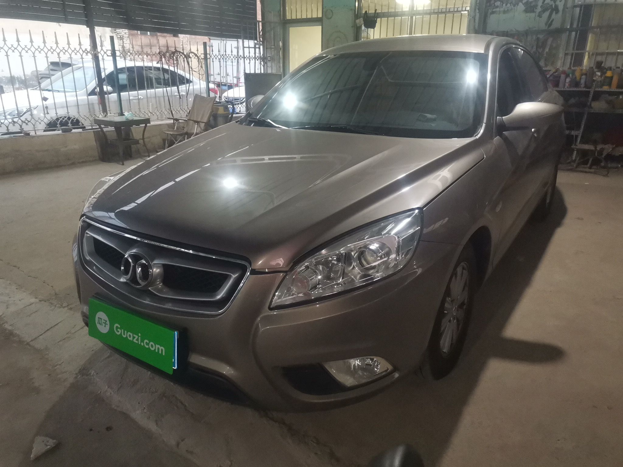 تحت مقدمة السيارة