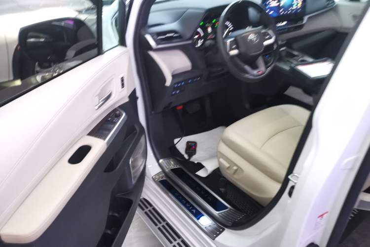 Used Toyota Granvia 2022 2.5L Hybrid Premium Edition
