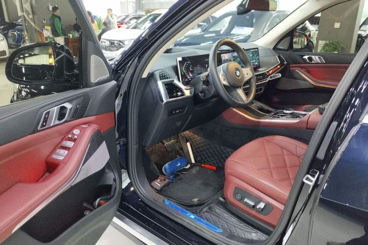 Used BMW X5 2023 xDrive 30Li Luxury M Sport Package
