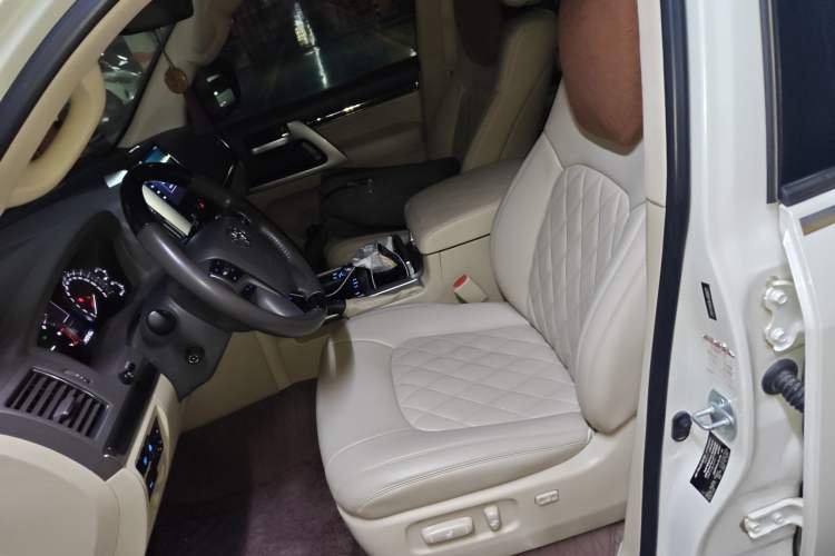 Used Toyota Land Cruiser 2020 5.7L VX-R Genuine Leather 8 Airbags Trailer Hitch Spare Tire Sunroof – Middle East Specifications
