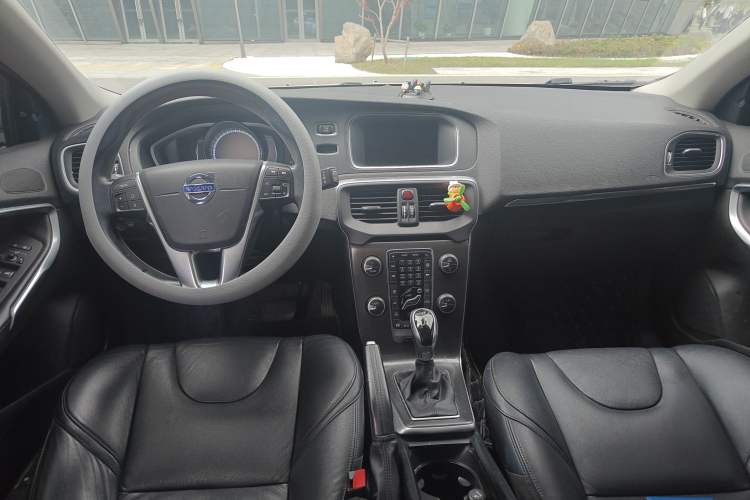 Used Volvo V40 2015 1.6T Zhiya Edition Center Console