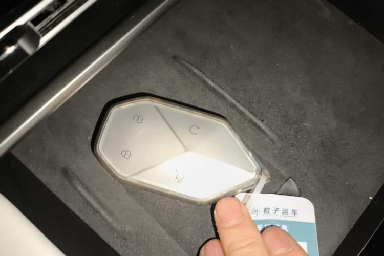 Used Formula Leopard Titanium 3 2025 501KM All-Wheel Drive Intelligent Driving Ultra Version Vehicle Key