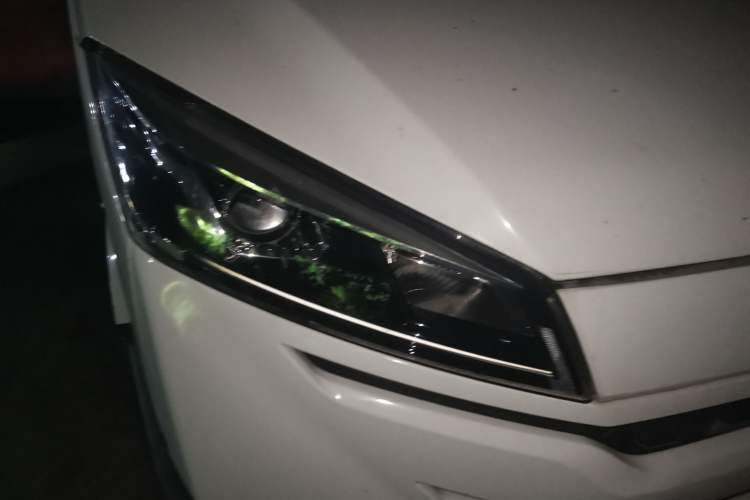 Used Iveco Daily 2022 2.5T A37 M1 Passenger Van 5-9 Seats Long Wheelbase Mid-Roof Design Dual Tires Side Sliding Doors