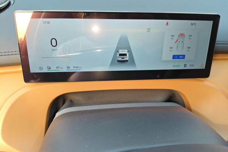 Used Geely Galaxy Xingjian 7 EM-i 2025 120km Exploration+ Version
