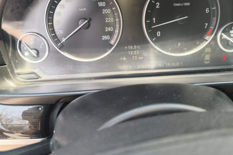Used BMW 5 Series 2013 535Li Leading Model Odometer Close Up