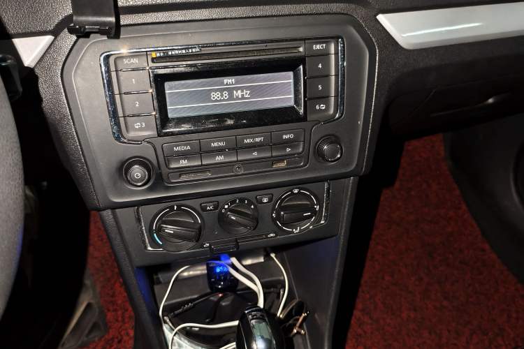 Used Volkswagen Jetta 2015 Value Edition 1.6L Automatic Comfort Version Audio And AC Panel