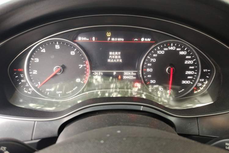 Used Audi A6L 2018 30th Anniversary Edition 35 TFSI Fashion Model Odometer Close Up