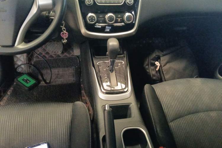 Used Nissan Tiida 2016 1.6L CVT Cool Dynamic Edition Gear Lever