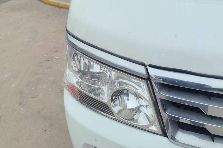 Used Jinbei Hiace 2018 2.0L Fifth-Generation Box Truck Standard Roof 2 Seats 4G19