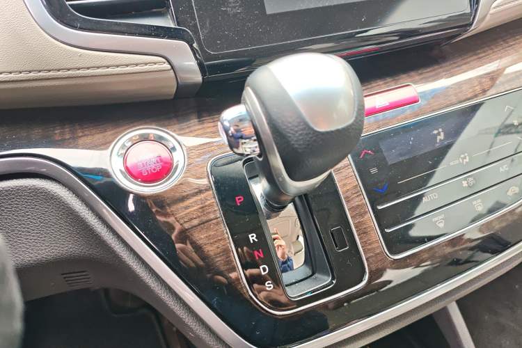 Used Honda Odyssey 2015 Revised 2.4L Luxury Edition Gear Lever