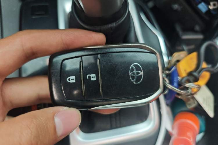 Used Toyota Highlander 2018 2.0T Four-Wheel Drive Knight Edition 7 Seats China VI Standard Vehicle Key