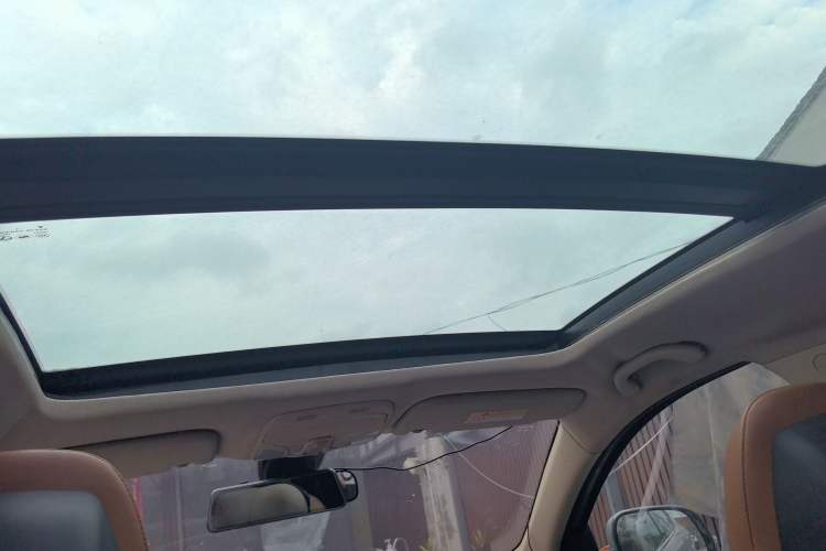 Used Soueast DX7 2015 1.5T Manual Luxury Model Headliner