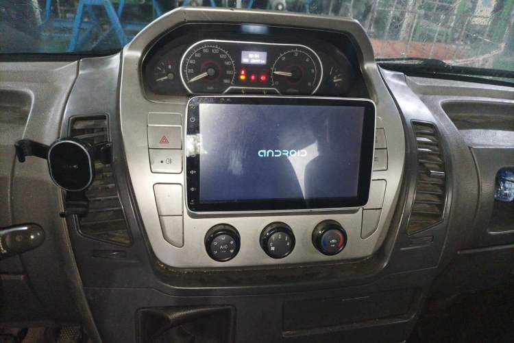 Used SAIC MAXUS Xintu V80 2017 2.5T 5-Speed Manual Aoyuntong China IV Short Wheelbase Mid-Height 5/6/10-Seater Audio And AC Panel