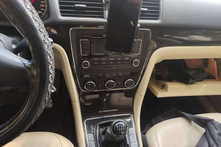 Used Volkswagen Passat 2011 1.4 TSI Manual Luxury Edition Audio And AC Panel