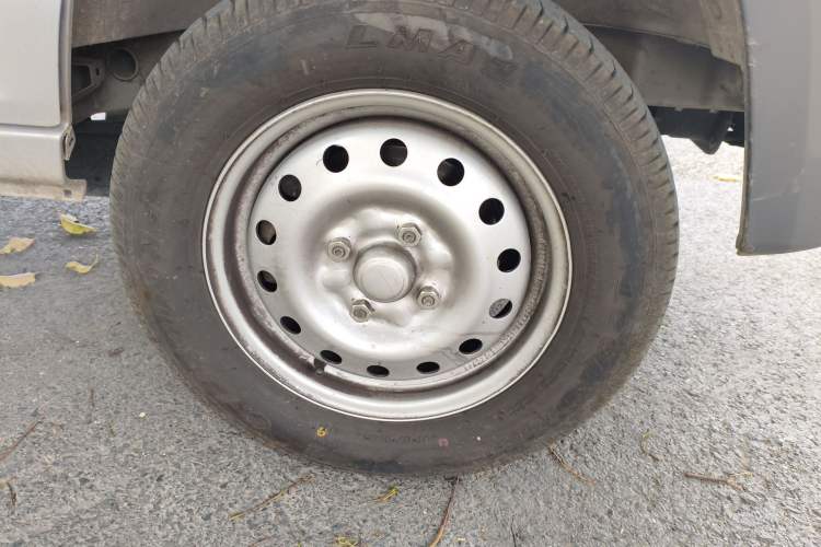 Used Wuling Zhiguang 2023 1.5L Practical Version 5/7 Seats Right Front Wheel Hub