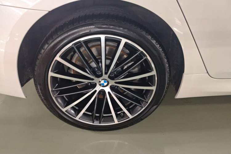 Used BMW 5 Series 2023 Restyled 530Li Leading Edition M Sport Package Right Rear Wheel Hub