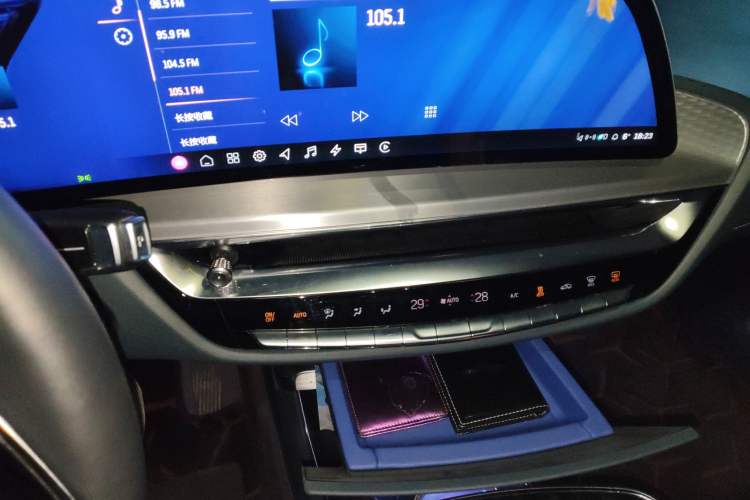 Used Cadillac LYRIQ 2022 Four-Wheel-Drive High-Performance Deluxe Edition Audio And AC Panel