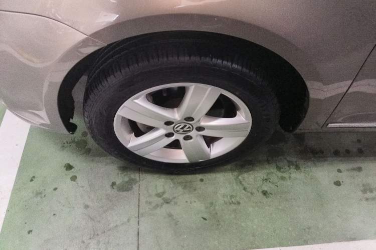 Used Volkswagen Touran 2015 1.4T DSG Comfort Edition 5 Seats Left Front Wheel Hub