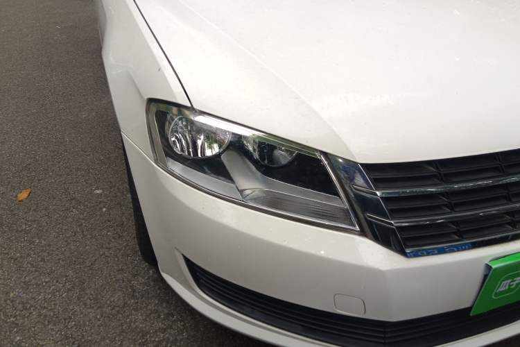 Used Volkswagen Lavida 2013 Revised Classic 1.6L Manual Fashion Edition Right Front Headlight