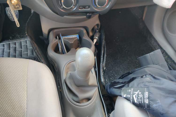 Used Nissan Sunny 2015 1.5XE Manual Comfort Edition Gear Lever