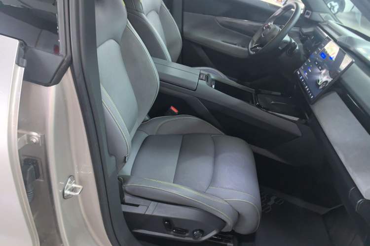 Used Lynk & Co 08 EM-P 2025 120km Long-Range Halo Right Front Seat