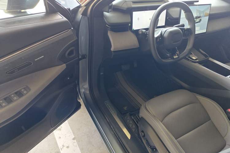 Used Lynk & Co 08 EM-P 2025 220 km All-Wheel-Drive Performance Halo
