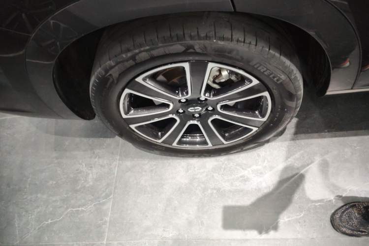 Used Hima AITO M7 2024 1.5T Intelligent Driving Rear-Drive Pro Version 5 Seats Right Rear Wheel Hub