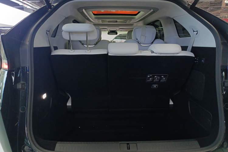 Used XPeng X9 2024 702 Ultra-Long Range Max Trunk