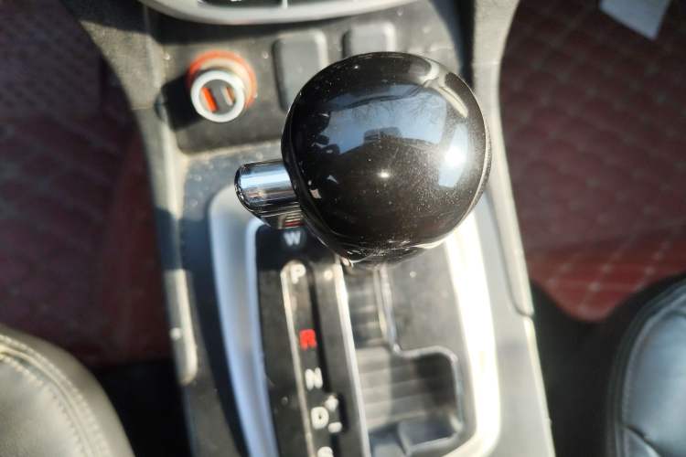 Used GAC Trumpchi GS5 2014 2.0L Automatic Two-Wheel Drive Anniversary Value Edition Gear Lever