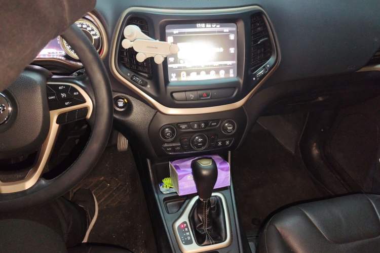 Used Jeep Cherokee 2017 2.0L Superior Edition
