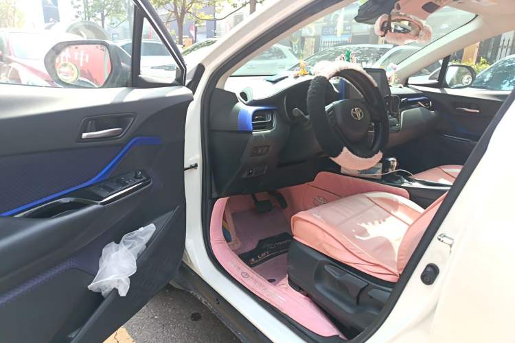 Used Toyota C-HR 2018 2.0L Leading with Sunroof China VI Standard Driver Seat