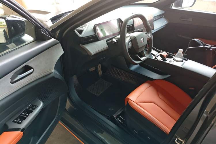 Used Changan UNI-V 2025 Model Third-Generation 2.0T Dynamic Edition