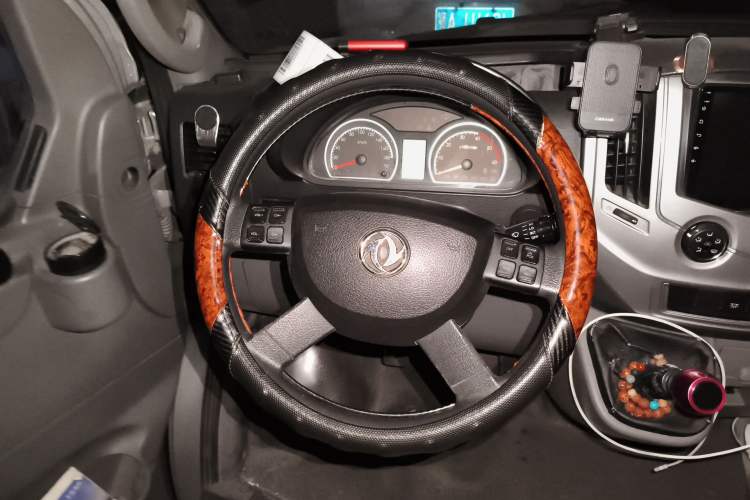 Used Dongfeng Yufeng 2018 2.5T Logistics Vehicle A100 Short Wheelbase Mid-Roof 5-9 Seater China V Standard ZD25 Steering Wheel