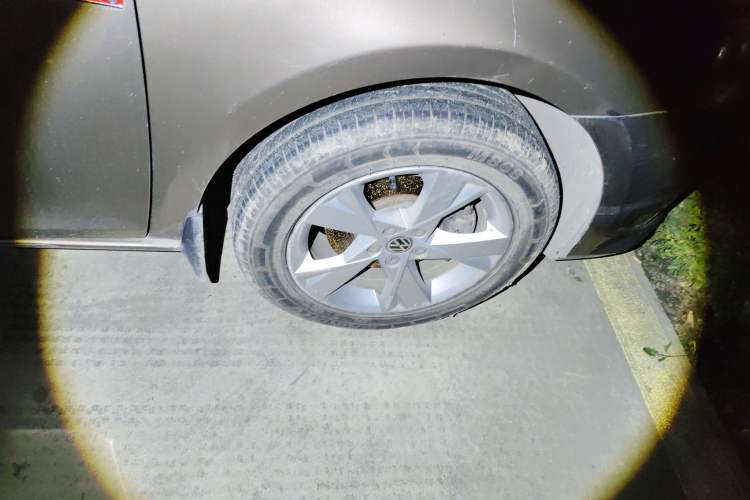 Used Volkswagen Bora 2014 1.6L Manual Comfort Model Right Front Wheel Hub