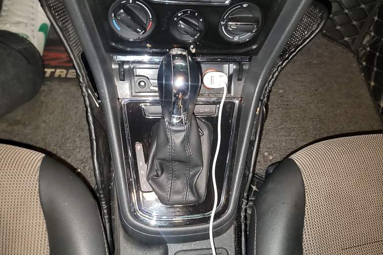 Used Volkswagen C-TREK 2017 230TSI DSG Comfort Version Gear Lever