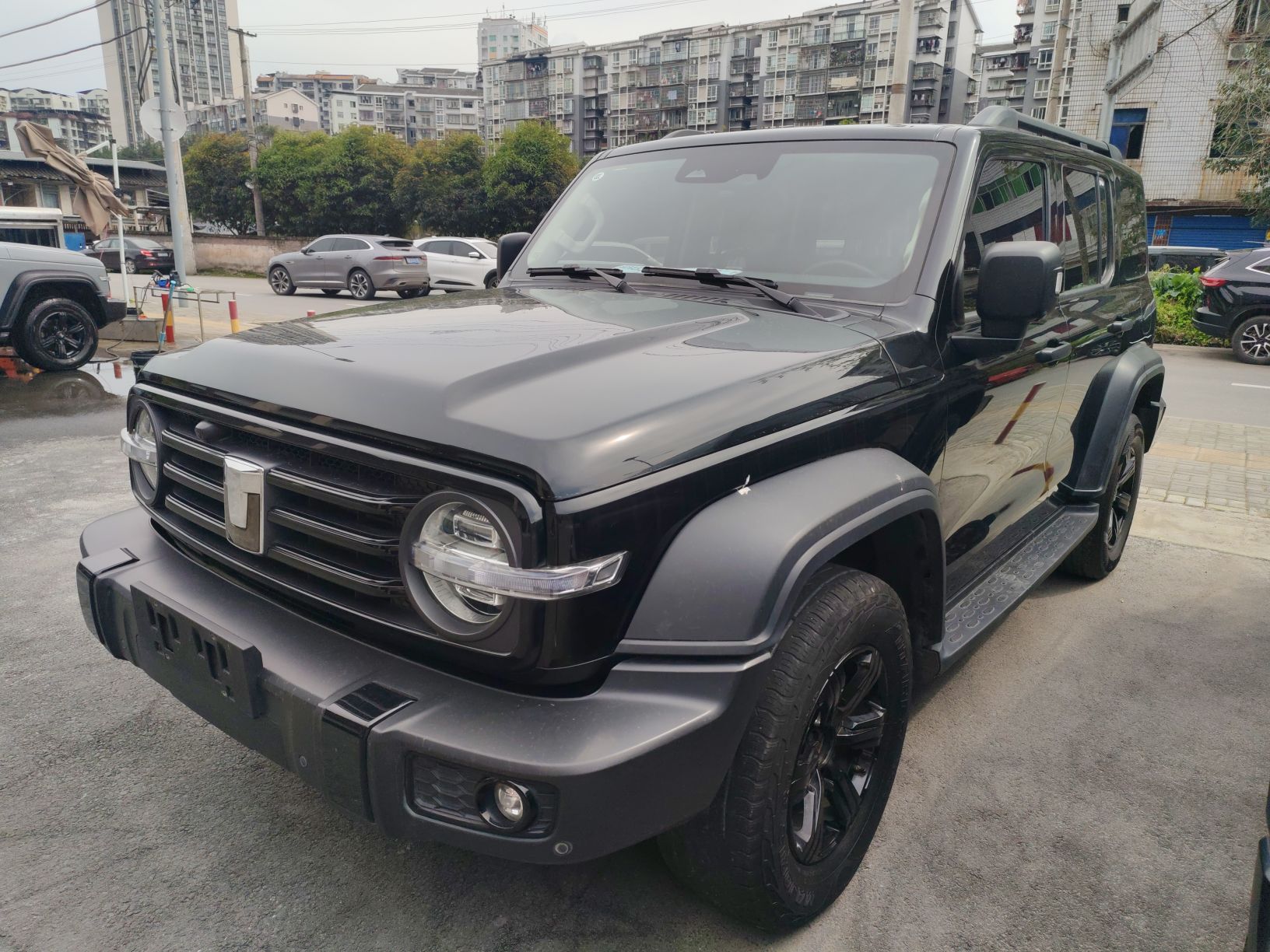 تحت مقدمة السيارة