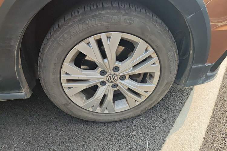 Used Volkswagen C-TREK 2017 230TSI DSG Comfort Version Right Front Wheel Hub